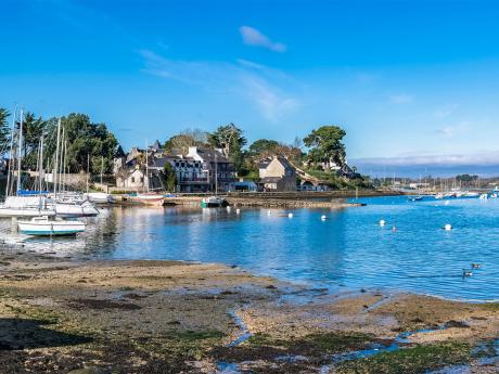Typický bretaňský přístav na ostrově Île Aux Moines v zálivu Morbihan 