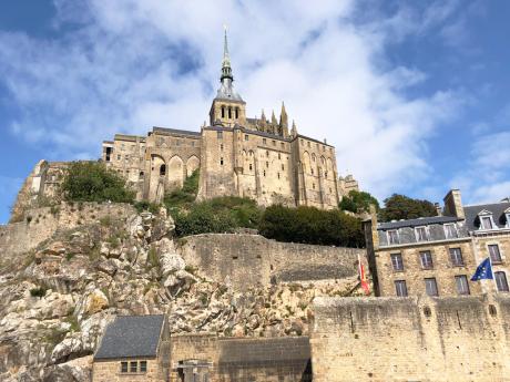 Na ostrově Mont Saint-Michel se nachází několik historických památek