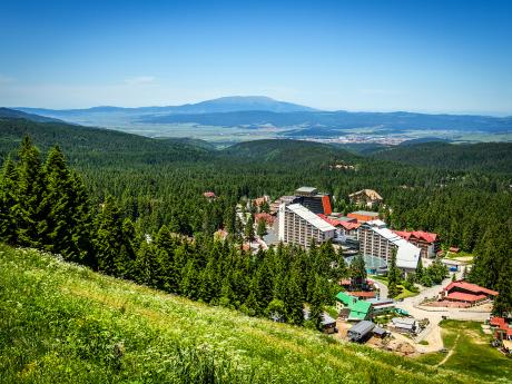 Borovec je především známé lyžařské středisko s řadou sjezdovek a hotelů