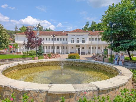 Lázeňský komplex v městečku Dobrinište na úpatí pohoří Pirin