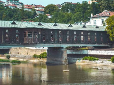 Dominantou města Loveč je dřevěný krytý most přes řeku Osăm