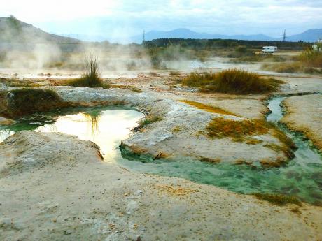 Termální prameny Rupite dosahují teploty až 70 stupňů Celsia