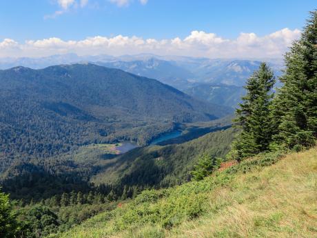 Pohledy na krajinu v pohoří Bjelasica z vyhlídky Bendovac