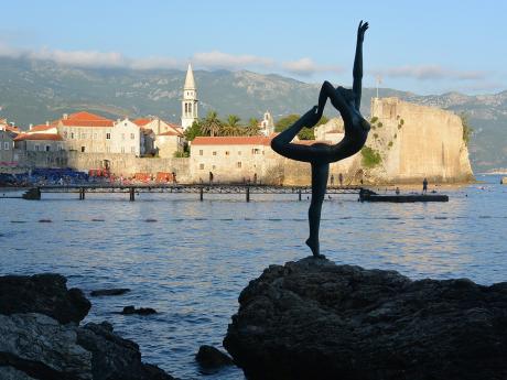 Starobylé město Budva na pobřeží Středozemního moře