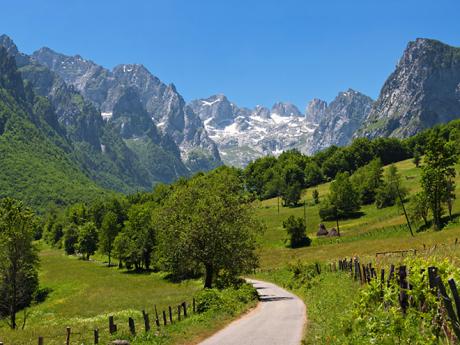 Malebná dolina Grbaja je více než 1,5 km dlouhá