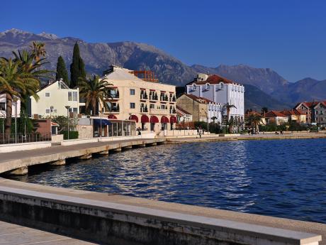 Pobřežní promenáda města Tivat v Kotorském zálikvu