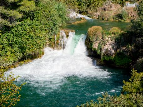 Řeka Krka protékající národním parkem vytváří nespočet soutěsek a vodopádů