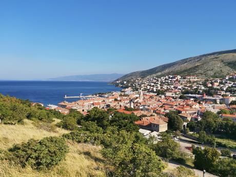 Vyhlídka od hradu na přímořské městečko Senj 