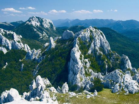 Skalní město Dabarski Kukovi najdeme v chorvatském vápencovém pohoří Velebit