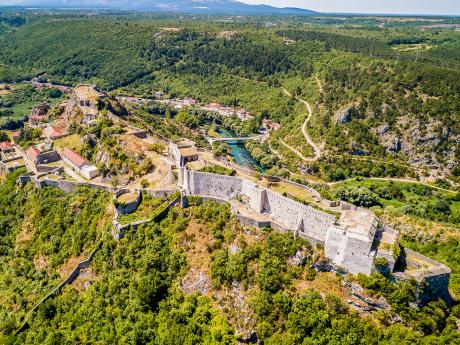 Pevnost Svatého Spasitele se tyčí na vysoké skále nad městem Knin