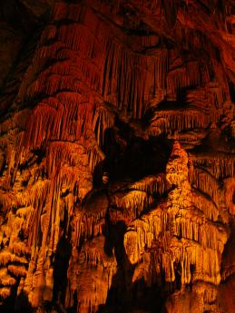 Bohatá krápníková výzdoba jeskyně Manita Peć