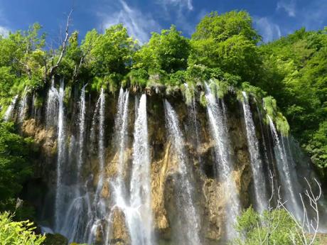 Národní park Plitvička jezera zahrnuje na 140 vodopádů
