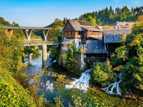 Vesnička Rastoke je protkaná množstvím vodopádů, peřejí a jezírek
