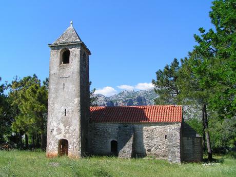 Ve Starigradu je možné navštívit kostelík svatého Petra
