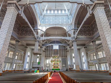 Interiér největšího dřevěného kostela pojme až 5 000 návštěvníků