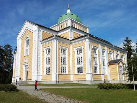 Dřevěný luteránský kostel se žlutobílou fasádou v Kerimäki