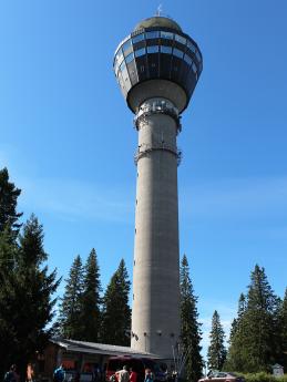 Přes 75 metrů vysoká vyhlídková věž Puijo s otočnou restaurací