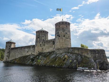 Hrad svatého Olafa je působivě umístěn na ostrůvku mezi jezery