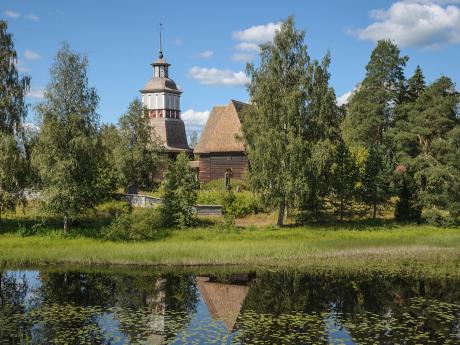 Okolí kostelíka u městečka Petäjävesi tvoří krásné jezero Karikkoselkä