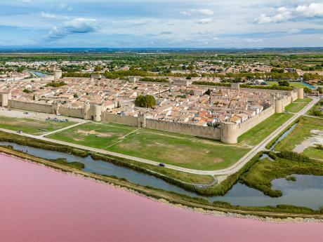 Z Aigues Mortes jsou na dohled saliny i bažinatá oblast Camargue