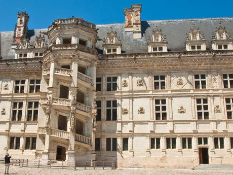 Osmihranné kamenné schodiště zámku Blois