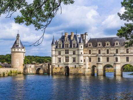 Typické mostní oblouky zámku Chenonceau