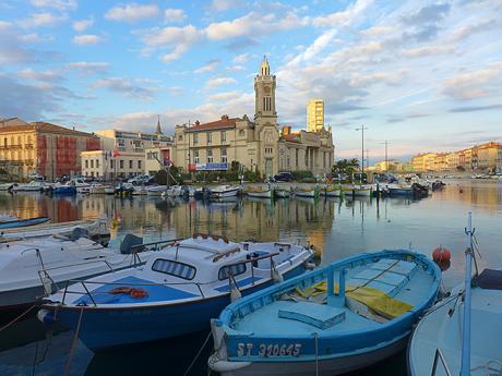 Ve francouzském Sète je cítit příjemná atmosféra starého rybářského přístavu