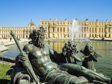 Fontána před zámkem Versailles
