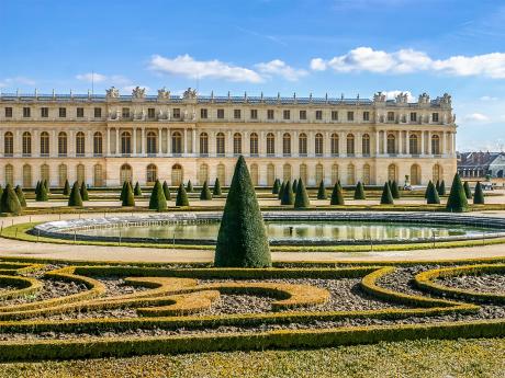 Zámek ve Versailles obklopují nádherné zahrady