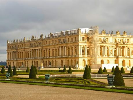 Boční pohled ze zahrad na zámek Versailles