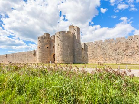 Aigues Mortes obepínají mohutné hradby s 15 věžemi a 10 branami