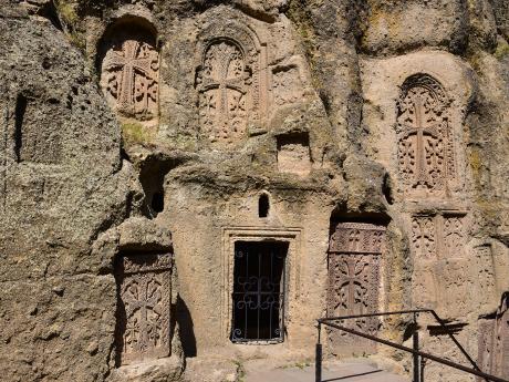 Neobvyklý klášterní komplex Geghard je zčásti vestavěn do skalní stěny nad řekou Azat