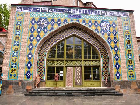 Mozaikové zdobení vchodu do Modré mešity v Jerevanu