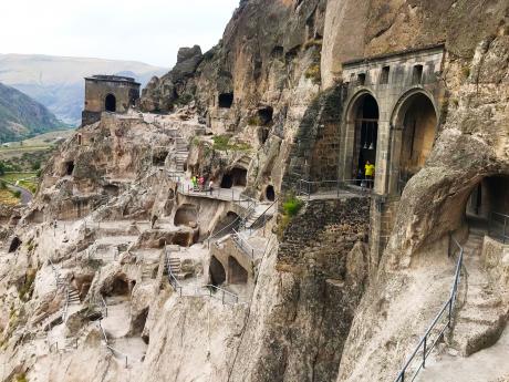 Skalní klášter Vardzia je komplex komůrek a sálů vytesaných do skály