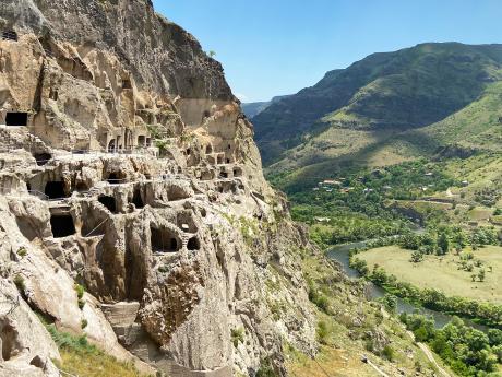 Skalní město Vardzia leží nad řekou Mtkvari