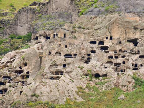 Obydlí vytesaná do skály v komplexu Vardzia