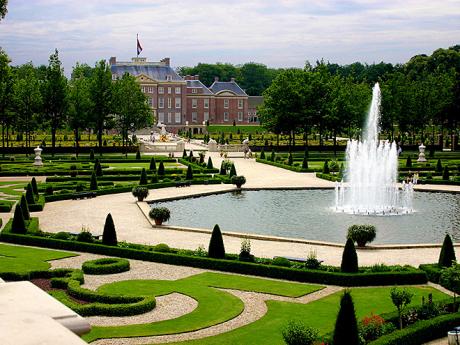 Rozlehlé francouzské zahrady obklopují palác Het Loo u Appeldoornu