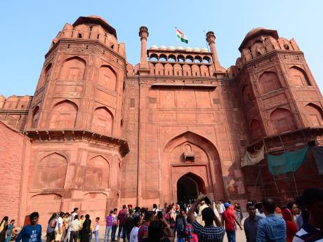 Vstup do Červené pevnosti v Dillí chrání zdi vysoké 18 až 33 metrů 