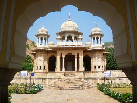 Krásně zdobené hrobky rádžasthánských vládců obklopené zelení