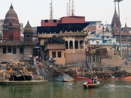 Pozůstatky paláců na západním břehu Gangy v centru Váránasí