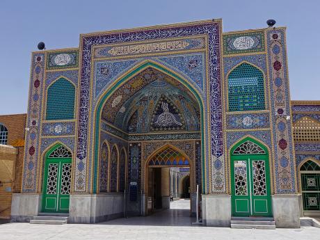 Bohatě zdobený vstup do komplexu mešity Imamzadeha Abdollaha v Bafghu