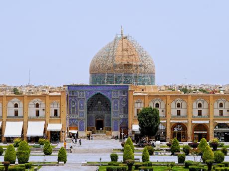 Mešita Šejcha Lotfolláha tvoří východní stranu Imámova náměstí v Isfahánu