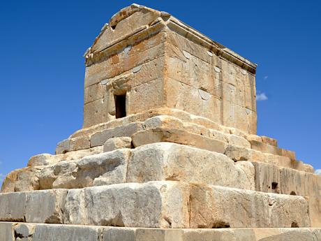 Hrobka Kýra Velikého v Pasargadu stojí na pyramidovém kamenném podstavci