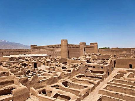 Zachovalé hradby a labyrint uliček pouštní pevnosti Arge Rajen