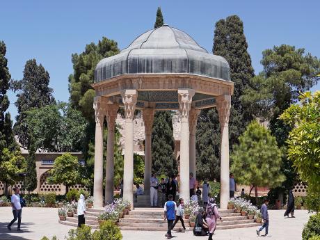 Hrobka oblíbeného perského básníka Háfeze v zahradách města Šíráz