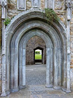 Zachovalá brána zničeného kláštera Clonmacnoise 