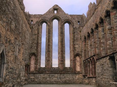 Na místě Ardfert Cathedral založil sv. Brendan v 7. století klášter