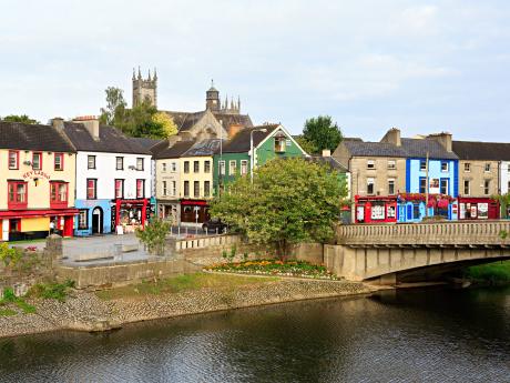 Barevné domky zdobí nábřeží v Kilkenny