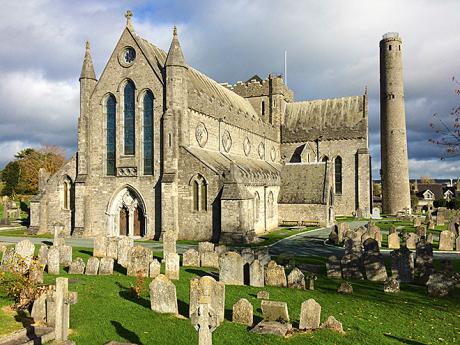 Gotický kostel v Kilkenny s okrouhlou věží
