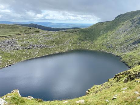 Ledovcové jezero Devil´s Punch Bowl v národním parku Killarney